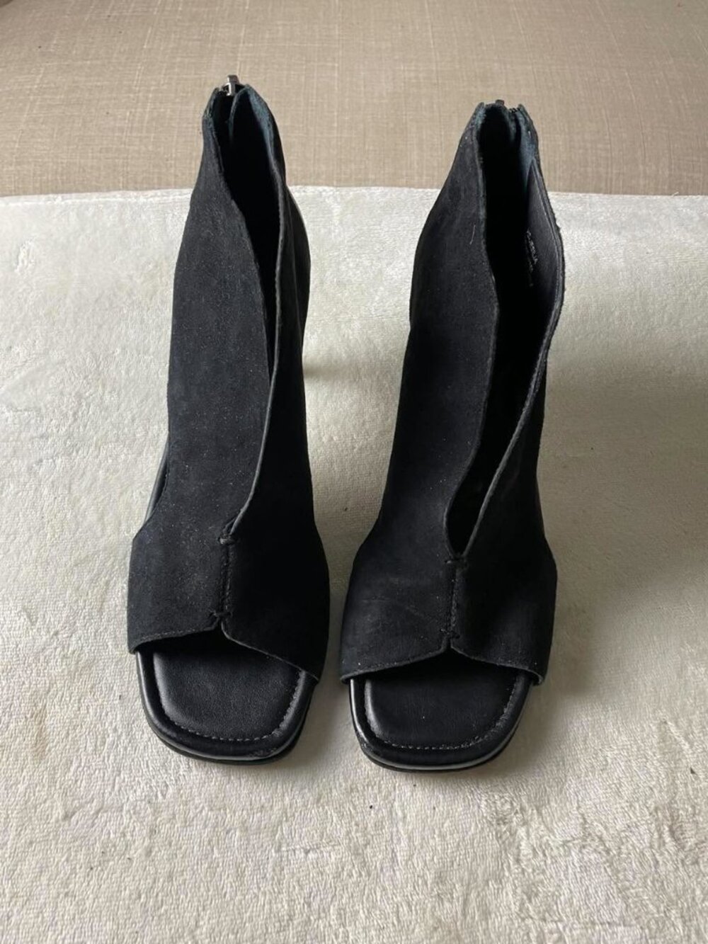 EUC Vince Camuto Jesilia Black Peep Toe Suede Heels size 8.5